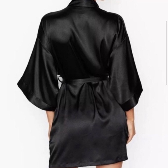 Victoria’s Secret Silky Satin Black Kimono Sleeve Belted Robe W/ Pockets Sz S/M - Picture 4 of 15